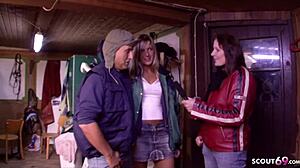 Första mötet i ladan blir vild blond knull!