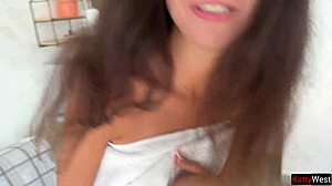 Kelner pomylił moje zamówienie, więc zaprosiłem go do domu na POV nastolatkę w doggy