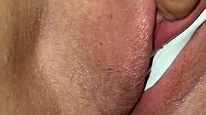 キャメルtoeの後ろに隠れた小さな18+クリを弄ってイカせるまで。剃毛マ○コが毎回震える。