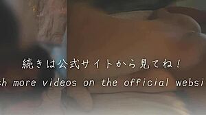 כלה חדשה בבורדל מציעה את הכוס שלה ללקוחות