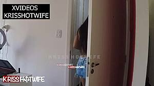 Esposa Putinha Recebe Entregador de Vestido Transparente