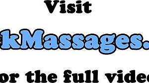 彼女が魅惑的に彼のチンポをマッサージして吸う