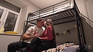 搭讪女孩在大学宿舍无套操她