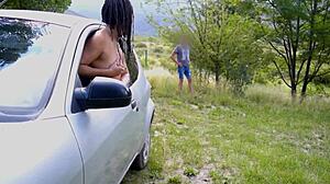 Soția se fute cu un străin în parc public cu creampie în poziția cățelului.