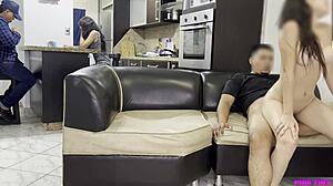 latinska nečakinja joka, ko jo stric izkoristi v domačem posnetku, potrebna pomoč