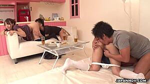 日本琴静珠和梦水木在狂野群交中