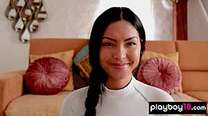 裸のアジアヨガ美女クロエ・ローズ、小さな胸とエキゾチックな曲線を見せびらかす