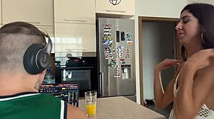 Femme infidèle se faufile avec meilleur pote derrière le mari