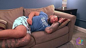 Mostohaanya megosztja az ágyat mostohafiával kemény dugáshoz.