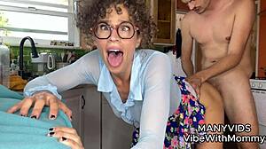 Грубо ебане в кухнята с nerdy учителка в тясна минипола