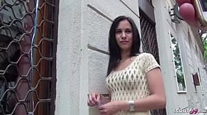 Smal tjej förförd för utomhus bareback-action