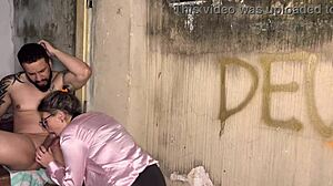 Szőke fojtogatva óriás farokkal sötét sikátorban nyilvános szopásban