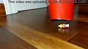 Gigante Mostra Clítoris Enorme e Bunda em Vídeo Vermelho Completo do XVideos