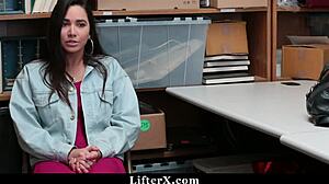 Млада (18+) скинута и кажњена јавно да избегне затвор