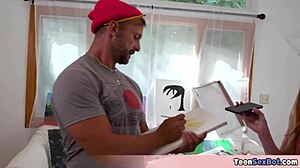 Ebony tenåring modell smaker malerens harde kuk