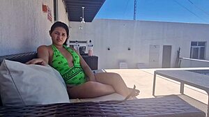 Zábava v ložnici s novou sousedkou, šukám její velké prsa v psí poloze 😜