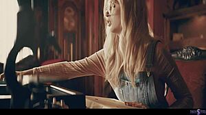 Lexi Lore și Melody Marks, simțiți sfârcurile ălea piercing acum!