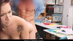 Mladá zlodějka s malýma prsama Naiomi Mae dohodne se s ochrankou