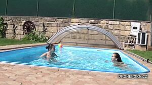 Swingers feleségeinket lencsevégre kapjuk medencepartin