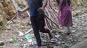 Grann-tant byter hjälp mot utomhus creampie med ungt par