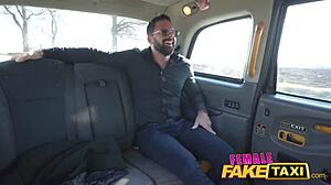 Falešná taxikářka dráždí pasažéra obříma prsama.