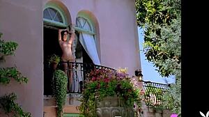 彼女の巨乳が情熱ポーズで信じられないほど魅力的だった！