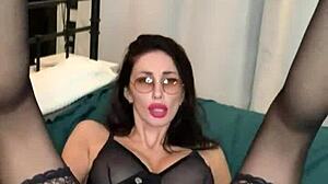 Sexy sekretářka v brýlích a punčochách se masturbuje sama