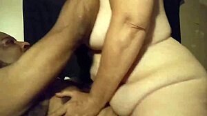 مؤخرة شيري الكبيرة تركب بينما أعض ثديها.