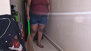 फ्रेंड की वाइफ क्लीनिंग करते हुए सेक्स कॉल पर हॉर्नी हो जाती है