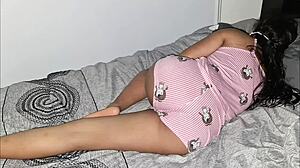 geile stiefvader sluipt mijn slaapkamer in voor nachtelijk plezier. wat wil hij?