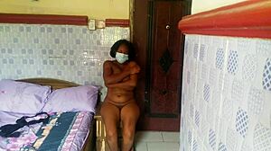 هل يمكن لـ ليلي سويت كيس جعل كسها المبلل يقذف بالإصبع؟