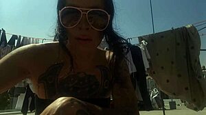 Tranny vecină tachină în minijupă provoacă erecții sălbatice.