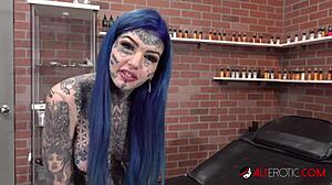 호주 미녀 앰버 루크, 새 코 문신 자랑