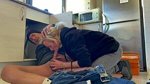 Kuuma vaimo imee putkimiehen keittiössä kermalla huulilla.