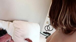 Zreli očuh tuče mladu Delilah Blues u usku pičku žestoko.