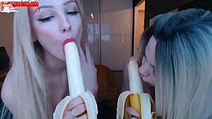 Dve seksi prijateljici sesata banane na webcamu