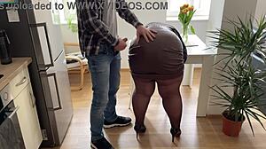 Σκύψε doggy style, αγαπημένη πεθερά, θα γαμήσω τις καμπύλες σου