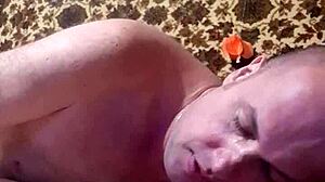 Kurva manželka s velkými prsama a zadkem dostává kundičku drcenou