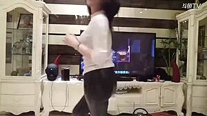 완벽한 가죽 바지녀 Michiel의 섹시한 춤