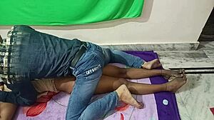 جنس هندي مع صديقتي الساخنة يصبح قذراً