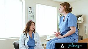 Girlsway - Gynekolog Chloe Surreal undersøker interns naturlige pupper i kontorfucking