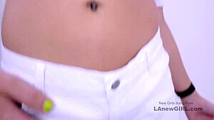 Καυτή μελαχρινή ικετεύει τον φωτογράφο για κολλώδη εκσπερμάτωση