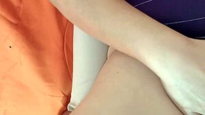 MILF latina au corps curvy et grosses lèvres de chatte se fait baiser à cru pour du cash