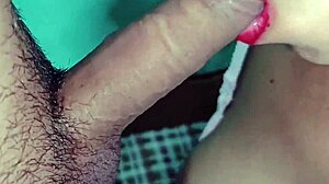 Bhabhi de pueblo indio comparte tetas 18+ para lamida intensa de coño en grupo