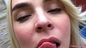 Trans rubia impresionante Carol Penelope trabaja su polla sola como una pro