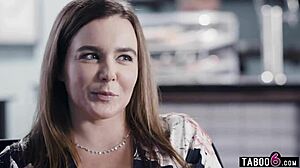 Tetazas MILF sirvienta Natasha Nice provoca mientras limpia