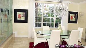 Babysitter Tenåring 18+ Pundet Hardt med Dyp Hals Cum Blast