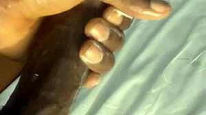 Pajeándome al ver el cuerpo de mi novia ebony entre bastidores