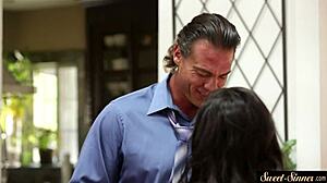 Úžasná tínedžerka jazdi na otčimovom tvrdom kuse v divokej scéne