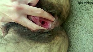 Nur ich fingere meine behaarte kleine 18+ Muschi nahran zum Spaß